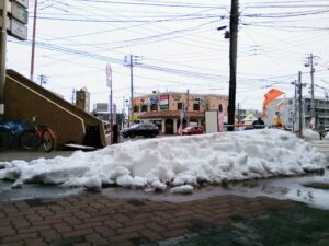 店前の雪山2022.3.26